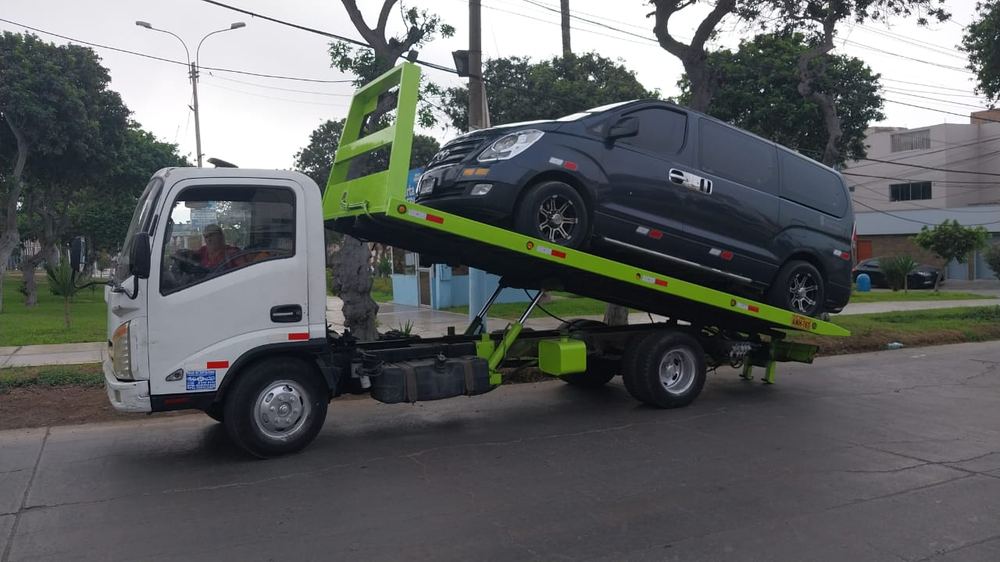Camioneta subiendo a una plataforma inclinada