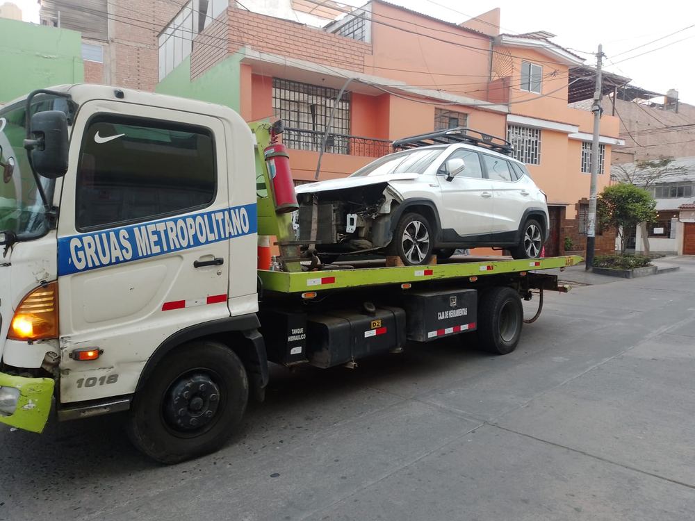Camioneta trasladada en plataforma hidráulica