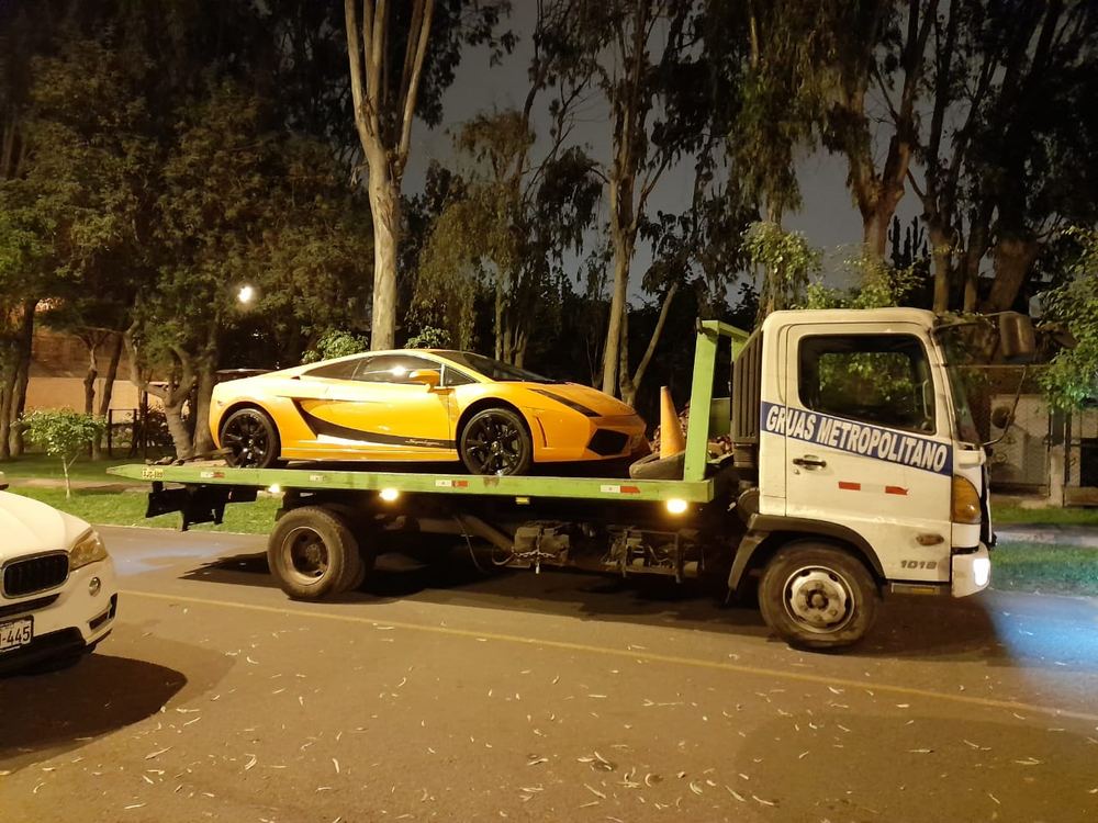 Auto deportivo en plataforma de noche