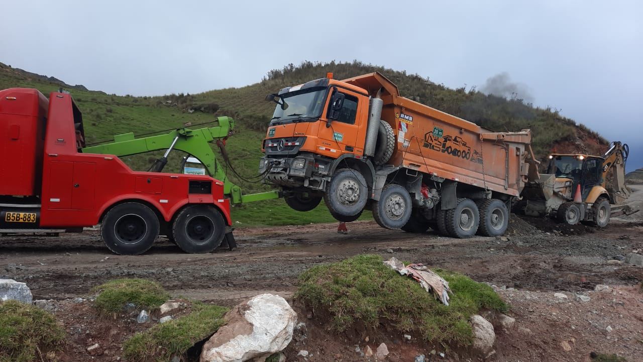 Rescate de volquete con grúa remolque pesada